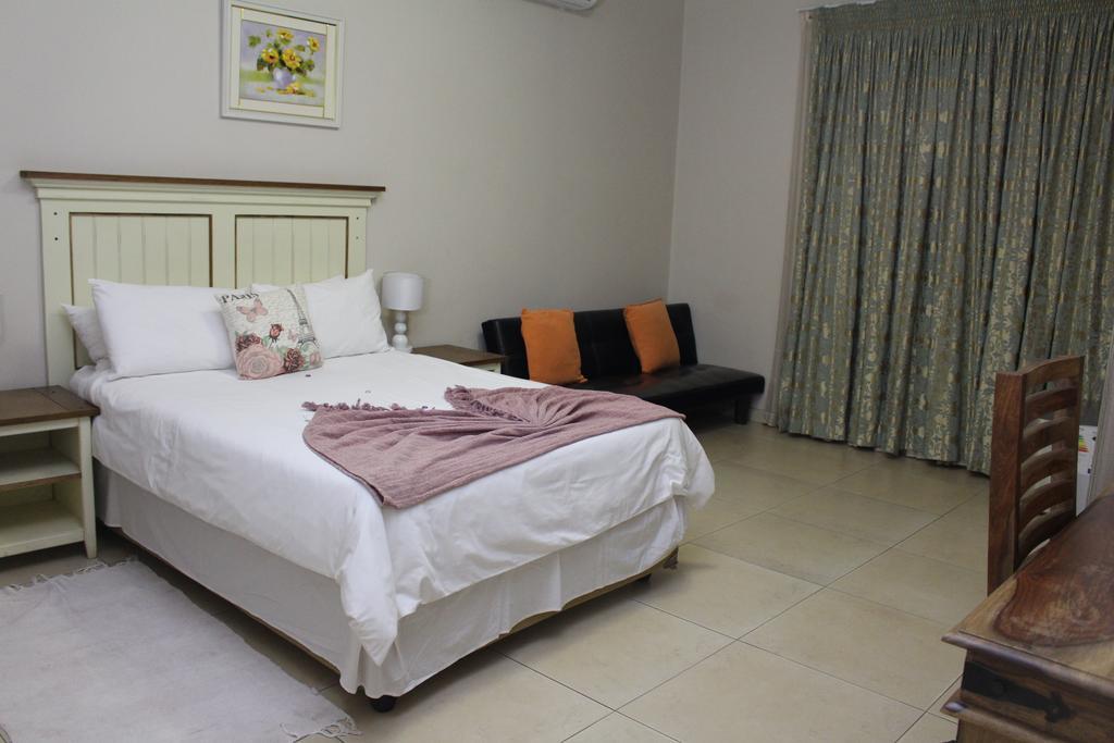 Divine Guest Lodge Rustenburg Quarto foto